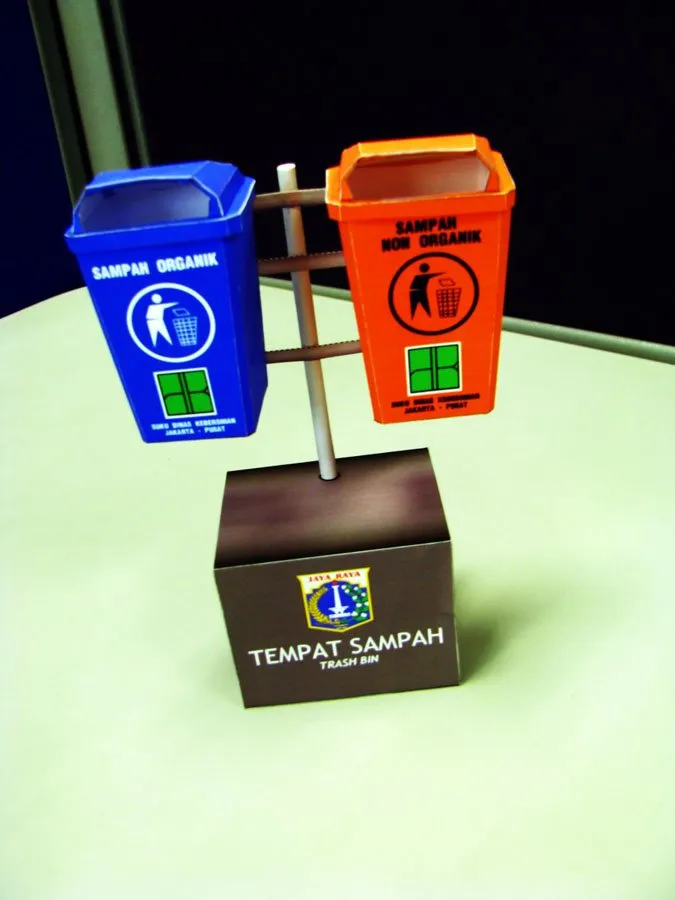 Jakarta Trash Bin paper model built by Rauf Raphanus