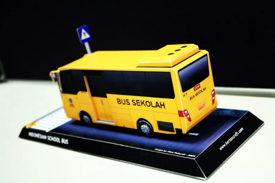 Indonesian School Bus paper model built by Rauf Raphanus