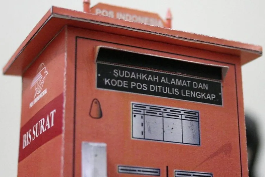 Street Mailbox paper model built by Adhi Widjajanto
