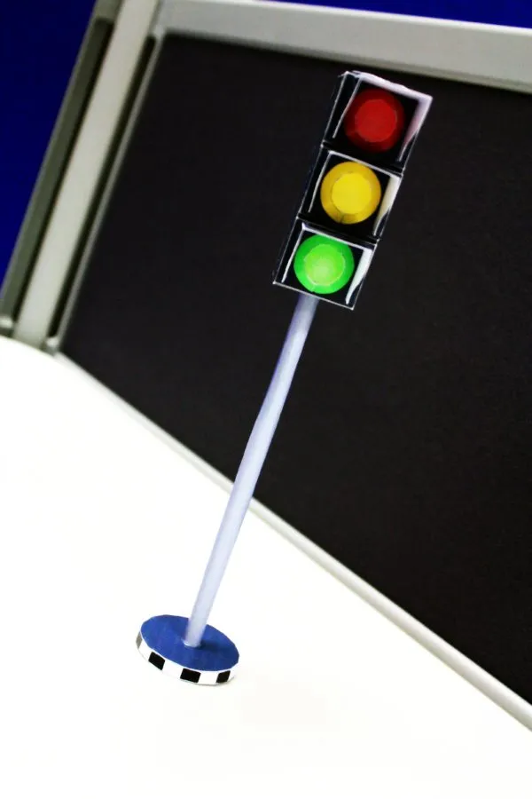 Traffic Light paper model built by Rauf Raphanus