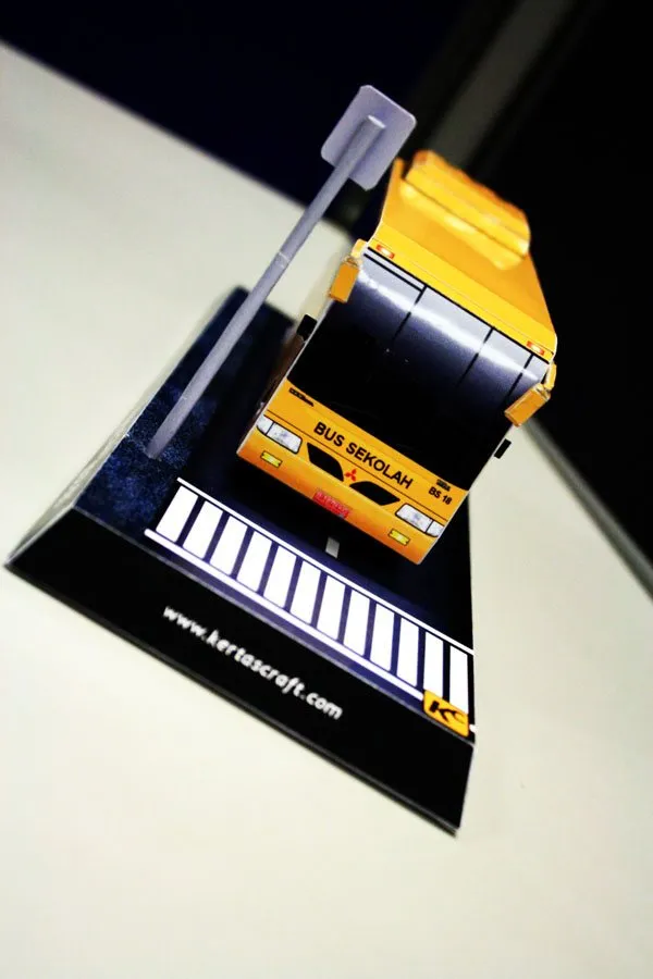 Indonesian School Bus paper model built by Rauf Raphanus