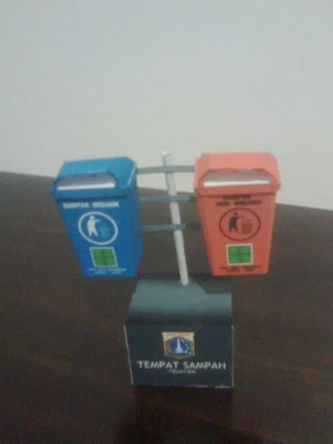 Jakarta Trash Bin paper model built by Ghilang Baskara