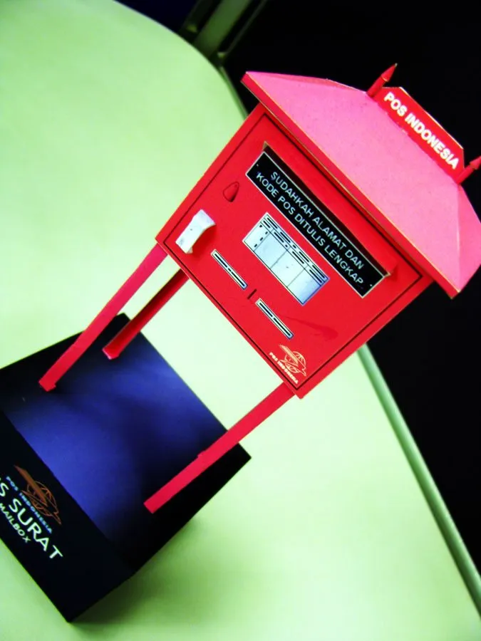 Street Mailbox paper model built by Rauf Raphanus