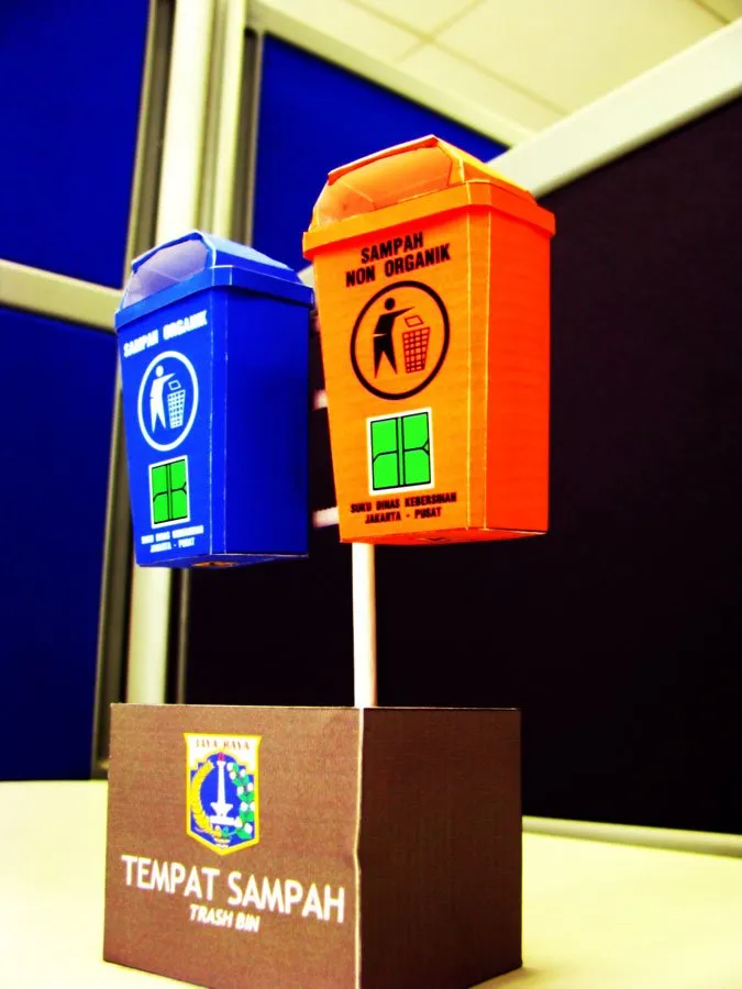 Jakarta Trash Bin paper model built by Rauf Raphanus